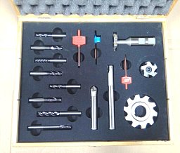 Obrázek pro produkt PROMO set frézování ( výukový set frézování s VBD a TK frézami ) AKKO+HGT HS-BOX1